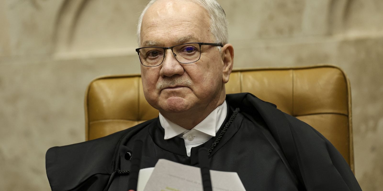 Fachin devolve a André Mendonça a investigação da fraude no INSS e segura o caso Master