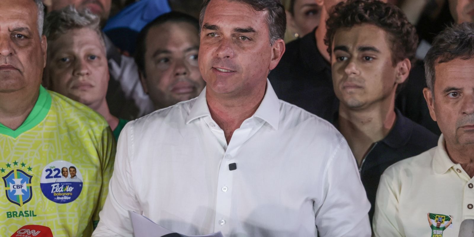Flávio Bolsonaro deixa o país pela Argentina; PF diz que não há mandado de prisão