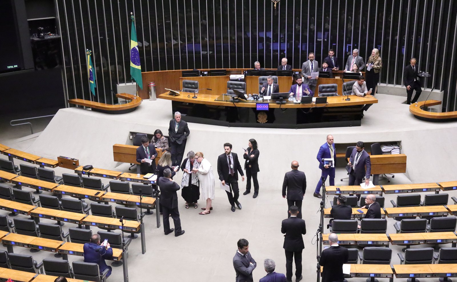 Projeto do PT pune boicote político com prisão; ressalva a igrejas ficou só na justificativa